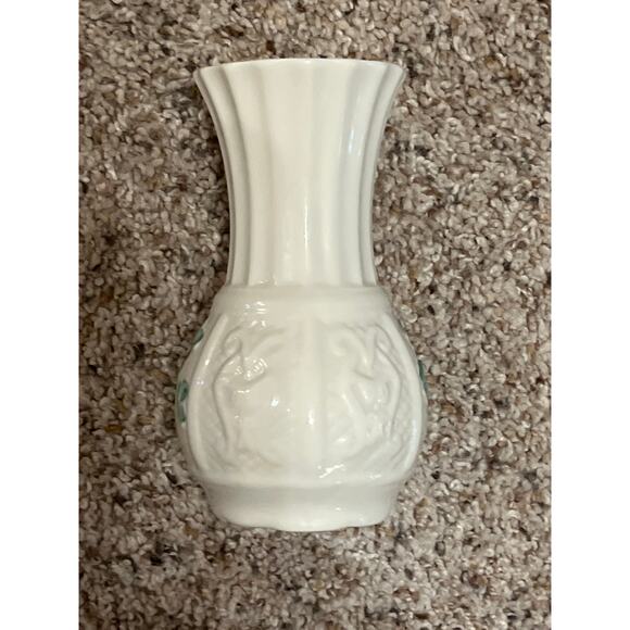 Belleek Shamrock Vase. Vintage 1989 - Picture 6 of 6
